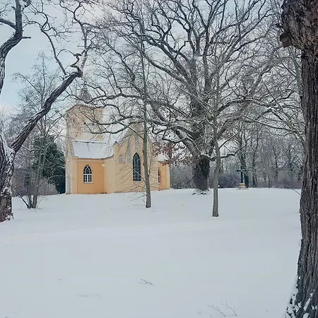 Experience Nature In A Rural Riverside Vakantiehuis *