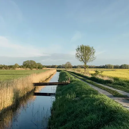 بيت للعطل Experience Nature In A Rural Riverside *