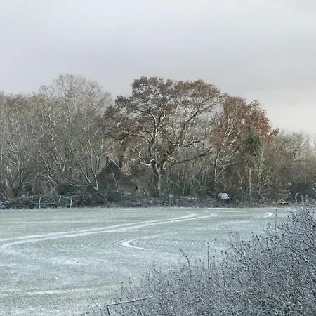 Experience Nature In A Rural Riverside Σπίτι διακοπών