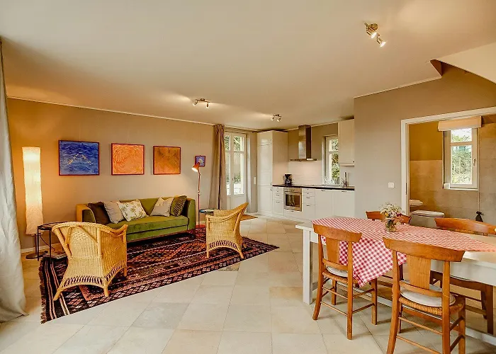 Experience Nature In A Rural Riverside Vakantiehuis